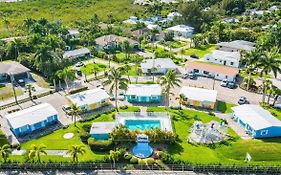 Poolfront Cottage Near Beach With Full Kitchen!
